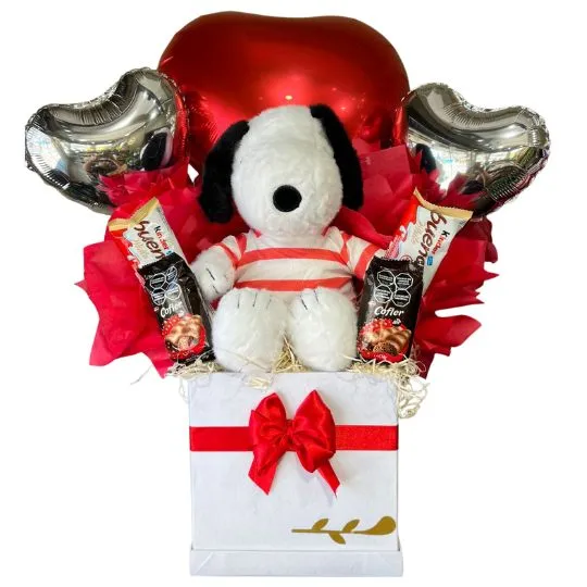 box con globos chocolates y peluche snoopy